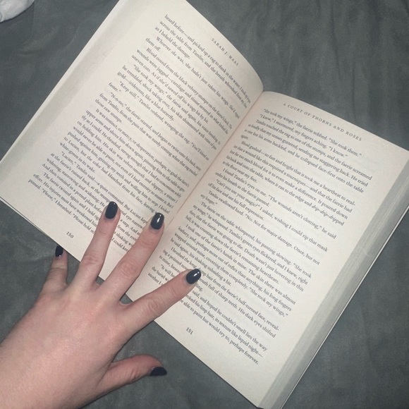 A Court of Thorns and Roses book by Sarah J Mass paperback - Picture 5 of 5